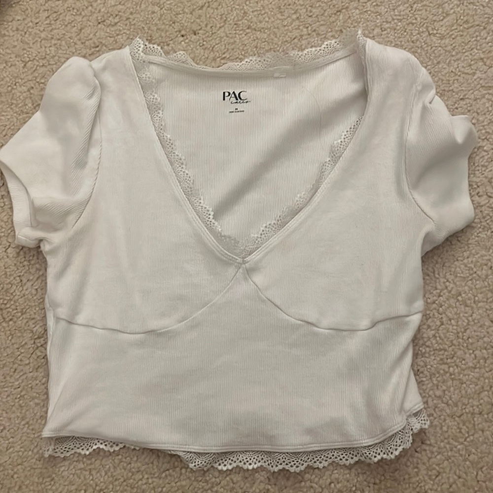 To big, white t-shirt with lace